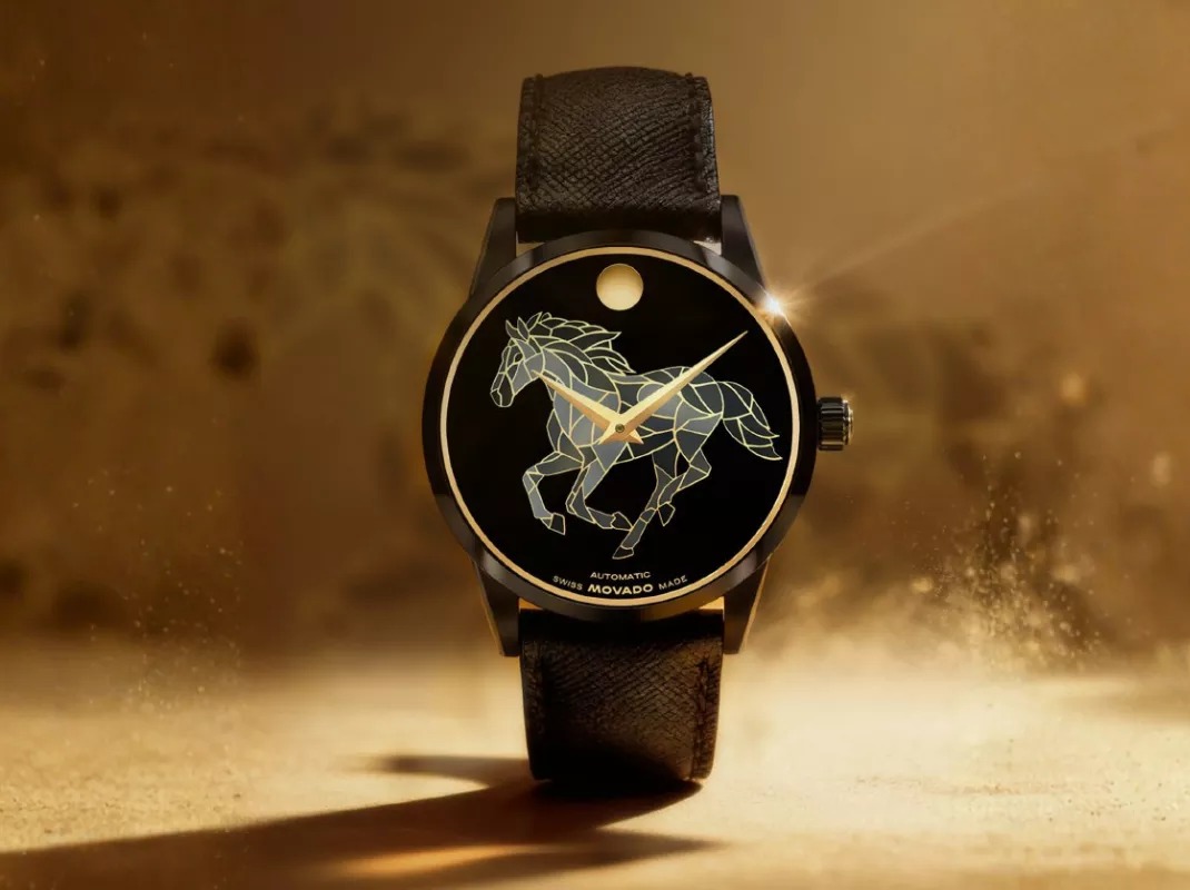Đồng hồ Movado Museum Classic Year of the Horse trên nền ánh sáng vàng