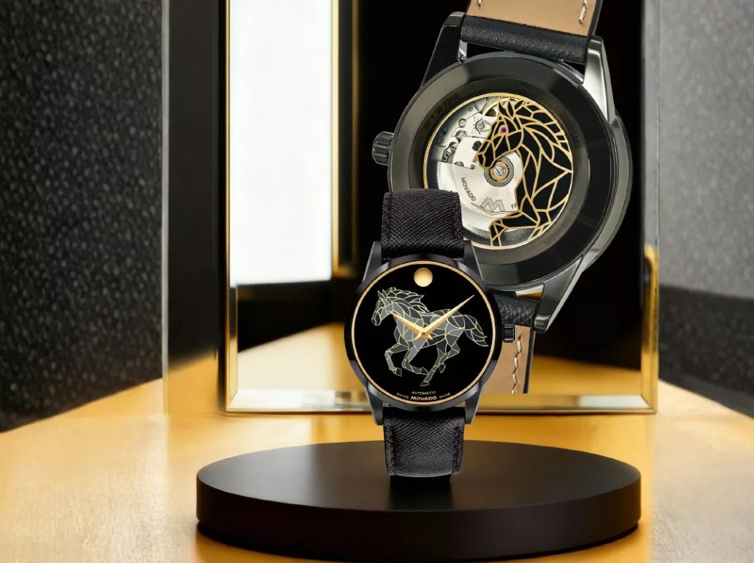 Movado Year of the Horse cùng hộp và mặt đáy lộ máy