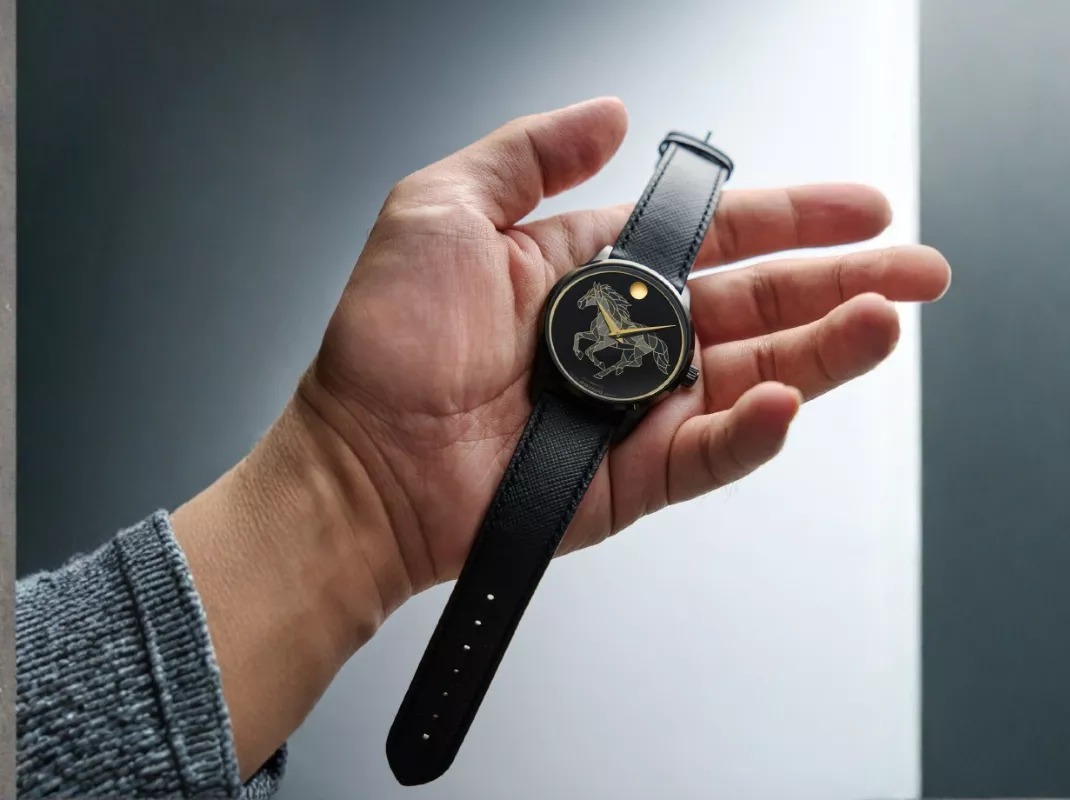 Movado Year of the Horse trên tay với dây da Saffiano đen