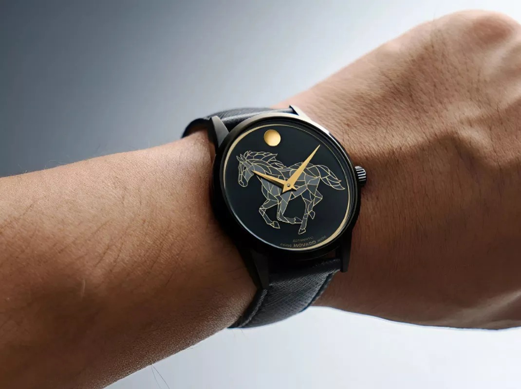 Đồng hồ Movado Year of the Horse khi đeo trên cổ tay