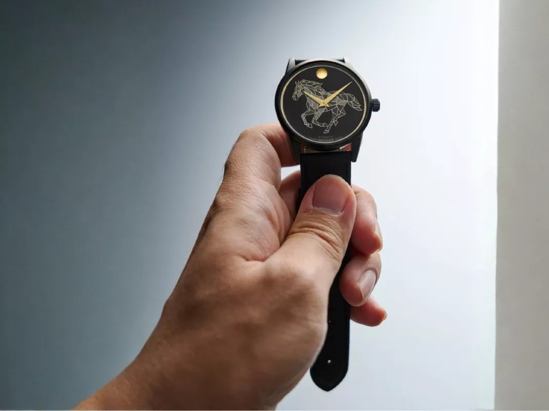 Movado Year of the Horse 2026 cầm tay trong ánh sáng tự nhiên